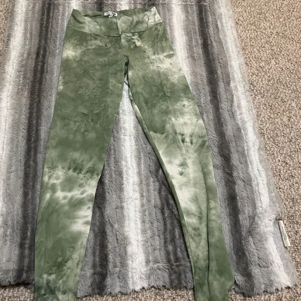 5/$50 Fashion Nova Sage Green Tie Dye Leggings Size Small